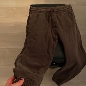 TNA women’s chocolate brown sweatpants